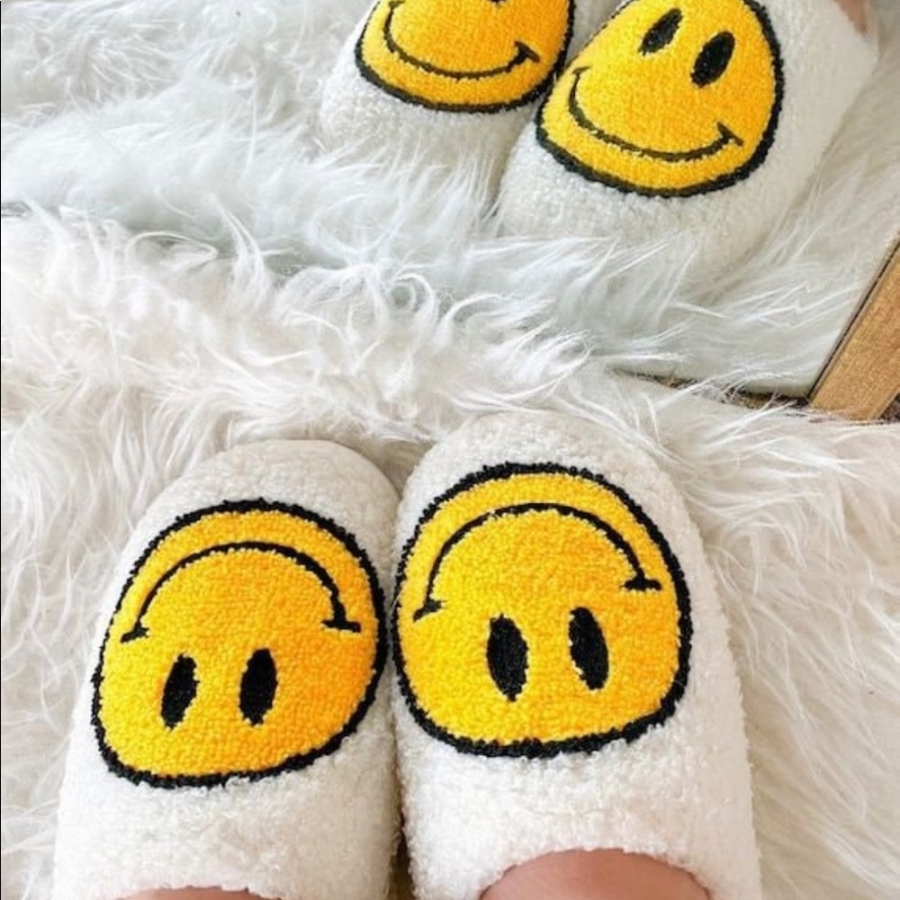 NEW SOFT SMILEY FACE SLIPPERS WOMEN COMFORTABLE PREPPY GIFT WOMEN SIZE 5-11 - Picture 5 of 12